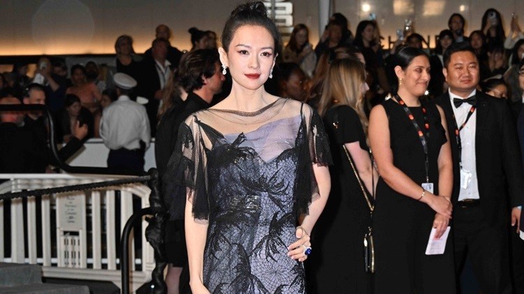 Chương Tử Di rạng rỡ trên thảm đỏ LHP Cannes 2024, 'chiếm sóng' mạng xã hội Trung Quốc