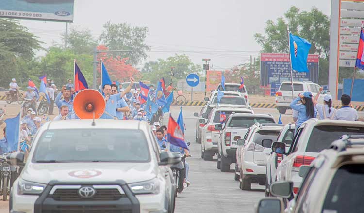 Bộ trưởng Bộ Thông tin Neth Pheaktra (có micro) vận động tranh cử cho Đảng Nhân dân Campuchia vào thứ Sáu tại tỉnh Kratie. (Nguồn: CPP)