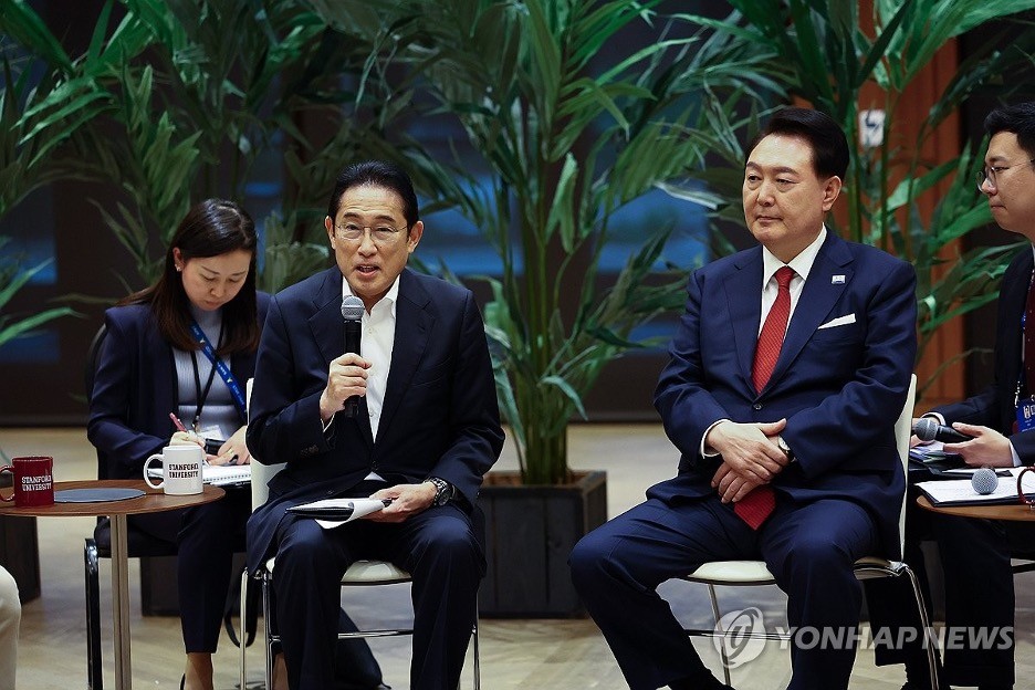 Tổng thống Yoon Suk Yeol (R) và Thủ tướng Nhật Bản Fumio Kishida tham dự cuộc gặp với các quan chức công ty khởi nghiệp của hai nước tại Đại học Stanford ở California vào ngày 17/11/2023. (Yonhap)
