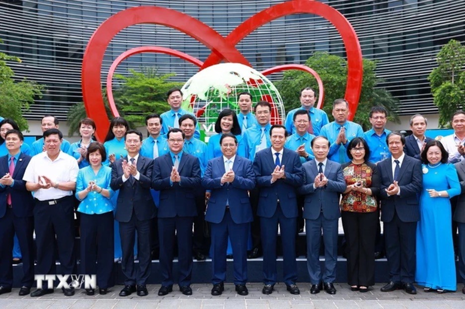 Thủ tướng Phạm Minh Chính với các đại biểu dự Hội nghị đánh giá việc thực hiện quy chế công tác giữa Chính phủ với Tổng Liên đoàn Lao động Việt Nam. (Ảnh: Dương Giang/TTXVN)
