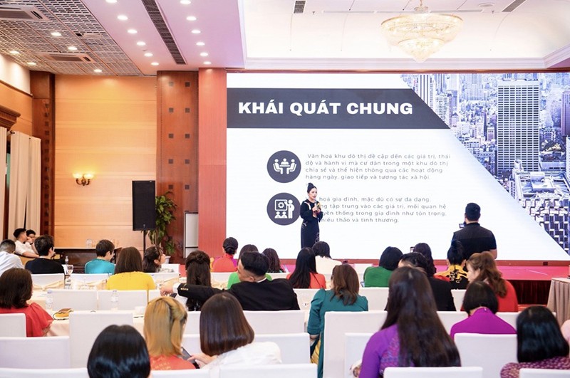 Doanh nhân Trần Thị An – Phó Chủ tịch hội đồng sáng lập mạng lưới Happy Women trình bày tham luận.