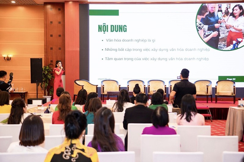 Doanh nhân Nguyễn Thu Hồng – Phó Chủ tịch Happy Women, Chủ tịch Liên miền toàn quốc đã trình bày bài tham luận.