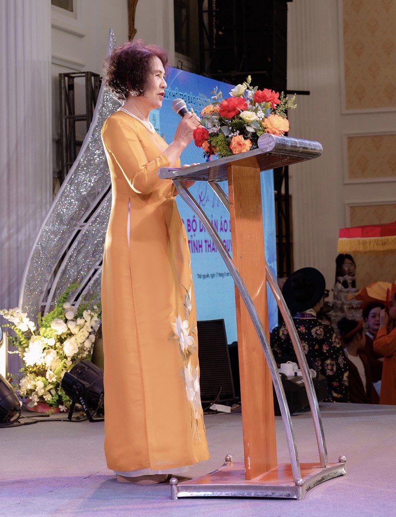 Bà Nguyễn Thị Thanh Tâm - Phó Chủ tịch thường trực Quỹ hỗ trợ Bảo tồn Di sản Văn hóa Việt Nam, Chủ tịch Câu lạc bộ Áo dài Việt Nam phát biểu tại Lễ ra mắt.