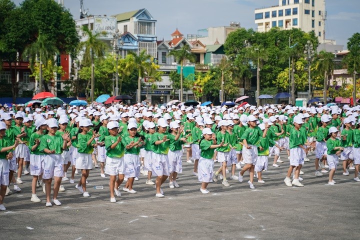 Gần 8.000 người tham dự Ngày Olympic trẻ em và phát động toàn dân tập luyện môn bơi phòng, chống đuối nước