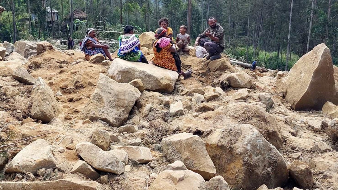 Ngôi làng Yambali có nhiều cư dân sinh sống ở tỉnh Enga, miền Bắc Papua New Guinea, gần như bị xóa sổ khi một mảng núi Mungalo sạt xuống rạng sáng 24/5, chôn vùi hơn 150 ngôi nhà khi người dân đang ngủ. (Nguồn: Getty)