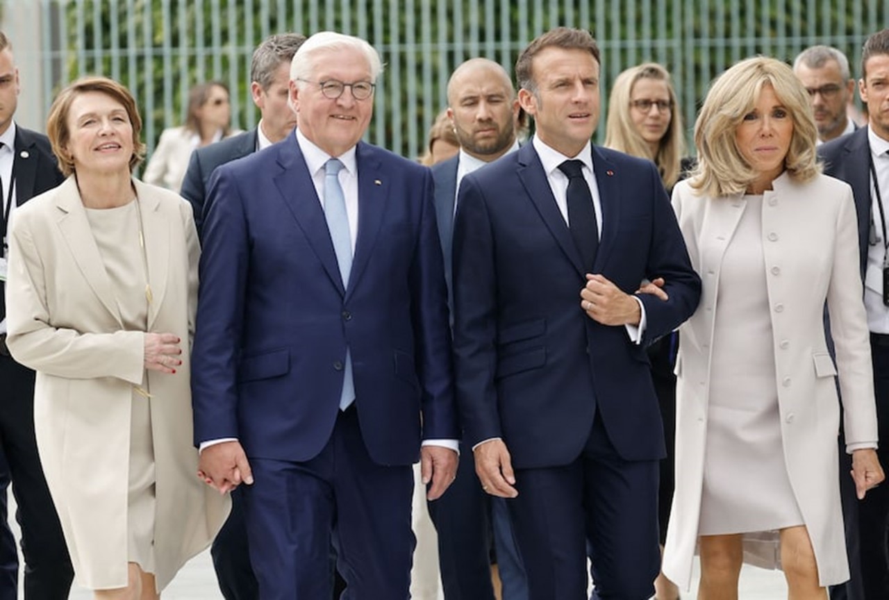 Hoạt động mở màn cho chuyến thăm lần này là cuộc gặp giữa Tổng thống Macron với người đồng cấp Đức - ông Frank-Walter Steinmeier tại dinh tổng thống Schloss Bellevu, thủ đô Berlin. (Nguồn: AFP)