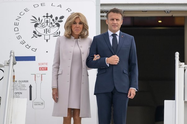 Tổng thống Pháp Emmanuel Macron và phu nhân Brigitte Macron đến sân bay Berlin vào chiều 26/5, theo lời mời của người đồng cấp Đức Frank-Walter Steinmeier. (Nguồn: AP)