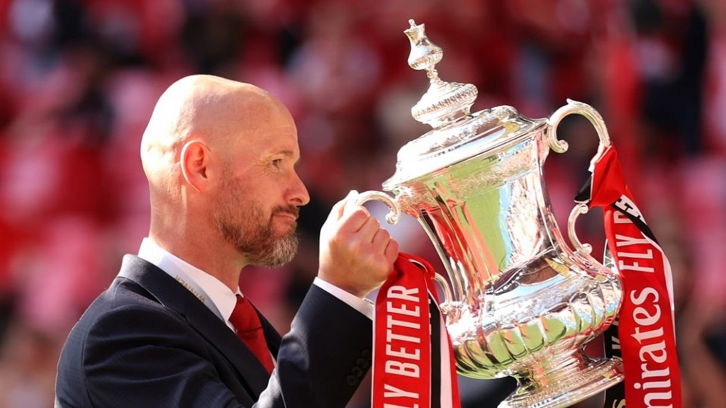 MU vô địch FA Cup, người hâm mộ ủng hộ HLV Erik ten Hag