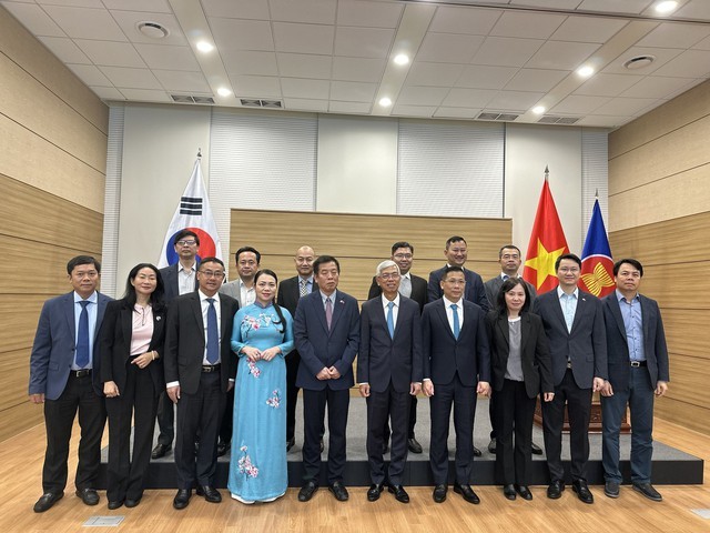 Đại sứ Vũ Hồ: Thúc đẩy 'căn cốt' của quan hệ Đối tác chiến lược toàn diện Việt Nam-Hàn Quốc Đại sứ Vũ Hồ: Thúc đẩy 'căn cốt' của quan hệ Đối tác chiến lược toàn diện Việt Nam-Hàn Quốc