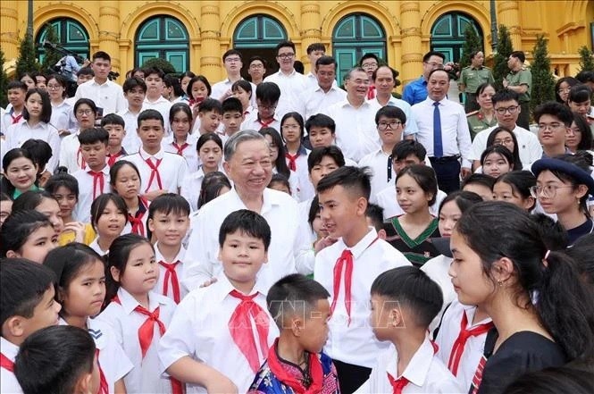 President To Lam meets children of police martyrs, academic award winners