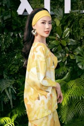Hoa hậu Bùi Quỳnh Hoa và dàn người đẹp dự show thời trang thiết kế mới