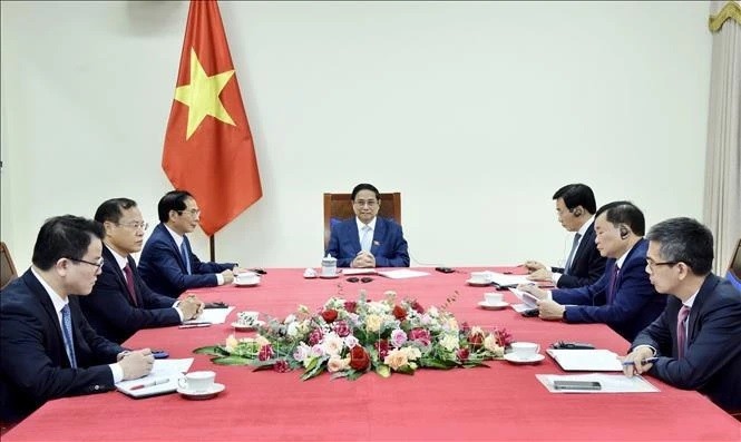 PM Pham Minh Chinh holds phone talks with new PM of Singapore