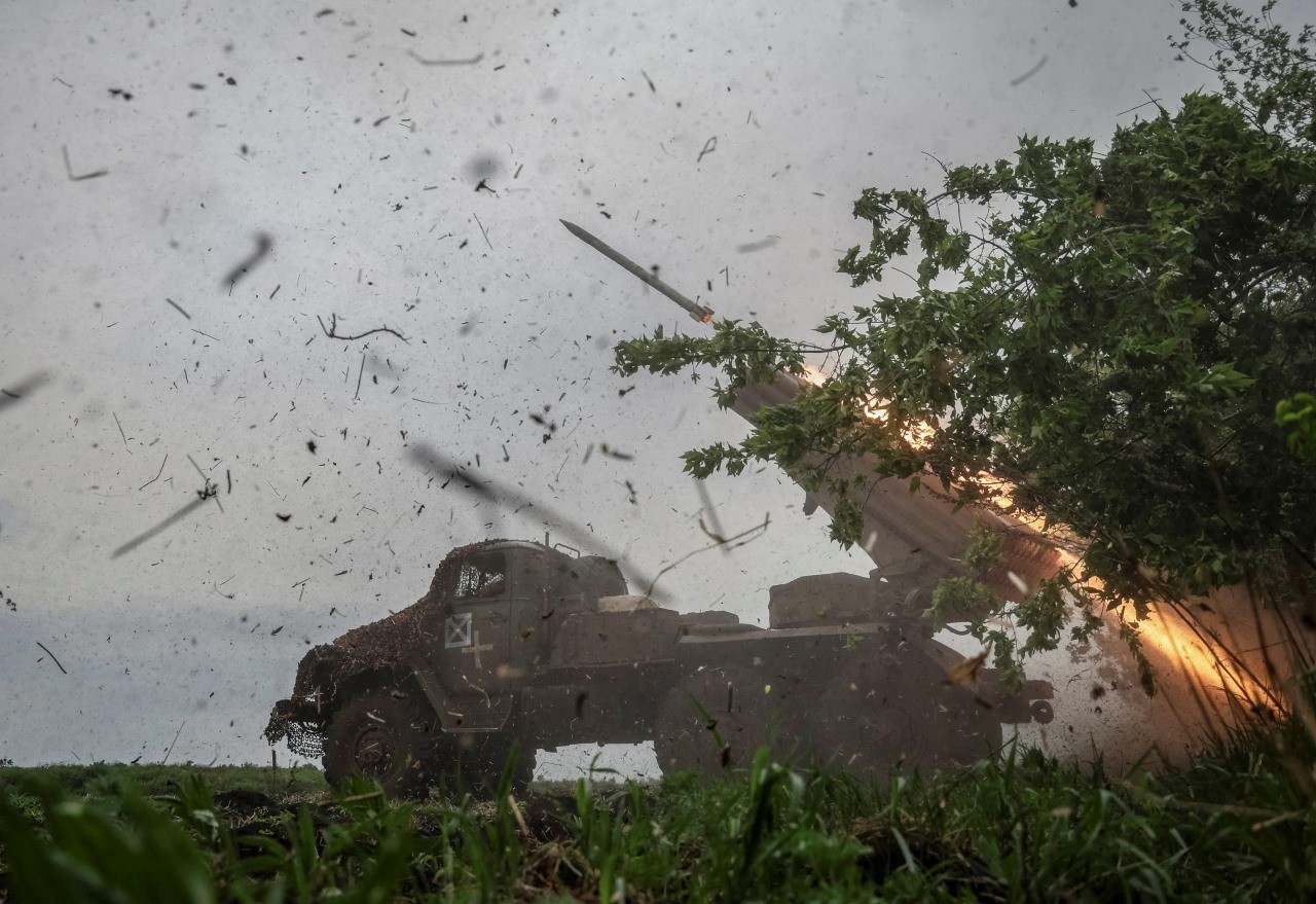 Lực lượng Ukraine khai hỏa pháo ở Donetsk (Ảnh: Reuters).
