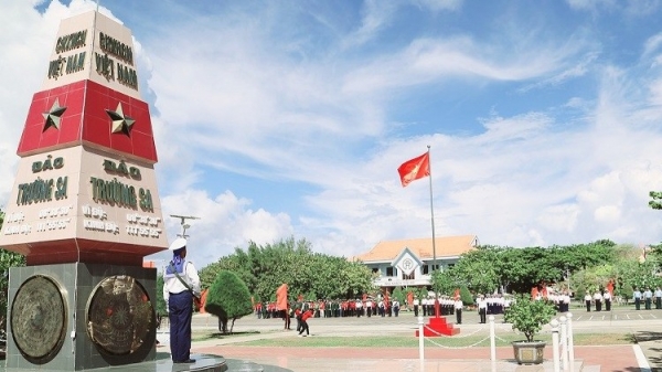 Kiều bào cùng đoàn công tác của Ủy ban Trung ương Mặt trận Tổ quốc Việt Nam thăm huyện đảo Trường Sa, Nhà giàn DK1
