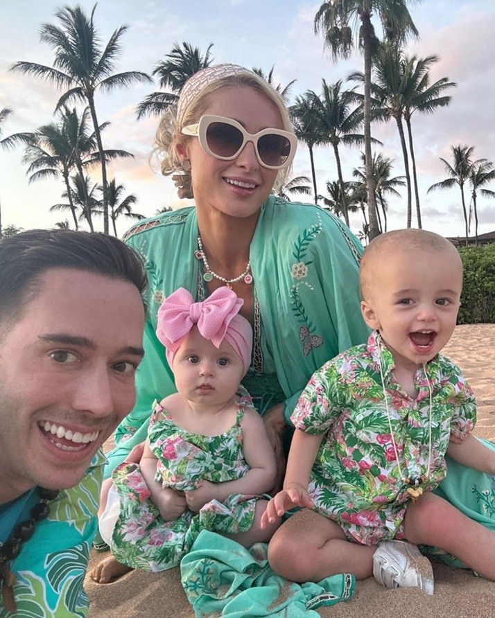 Hình ảnh đáng yêu của 2 con nhỏ nhà Paris Hilton đi nghỉ cùng gia đình