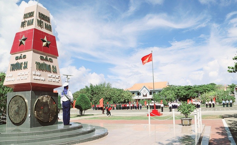 Kiều bào cùng Đoàn công tác của Ủy ban Trung ương Mặt trận Tổ quốc Việt Nam thăm huyện đảo Trường Sa, Nhà giàn DK1