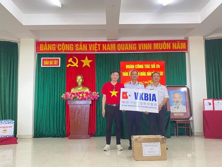 Kiều bào cùng Đoàn công tác của Ủy ban Trung ương Mặt trận Tổ quốc Việt Nam thăm huyện đảo Trường Sa, Nhà giàn DK1
