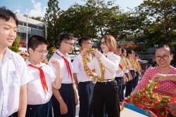 Hình ảnh Lý Nhã Kỳ đeo khăn quàng đỏ, thăm trường cũ, tặng học bổng cho các em học sinh