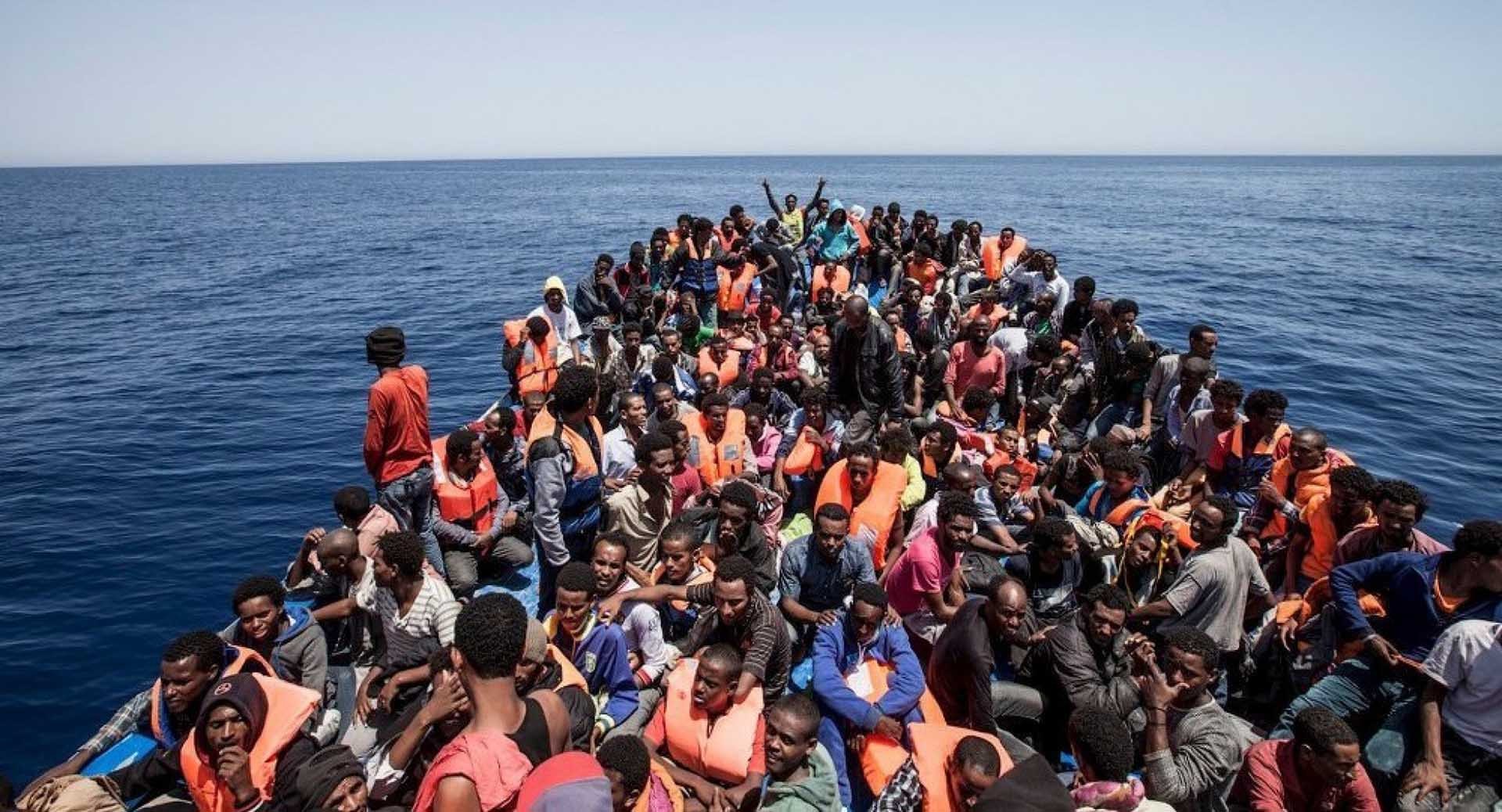 Những người Libya chen chúc trên những con thuyền để vượt biển đến Italy. (Nguồn: Sputnik)