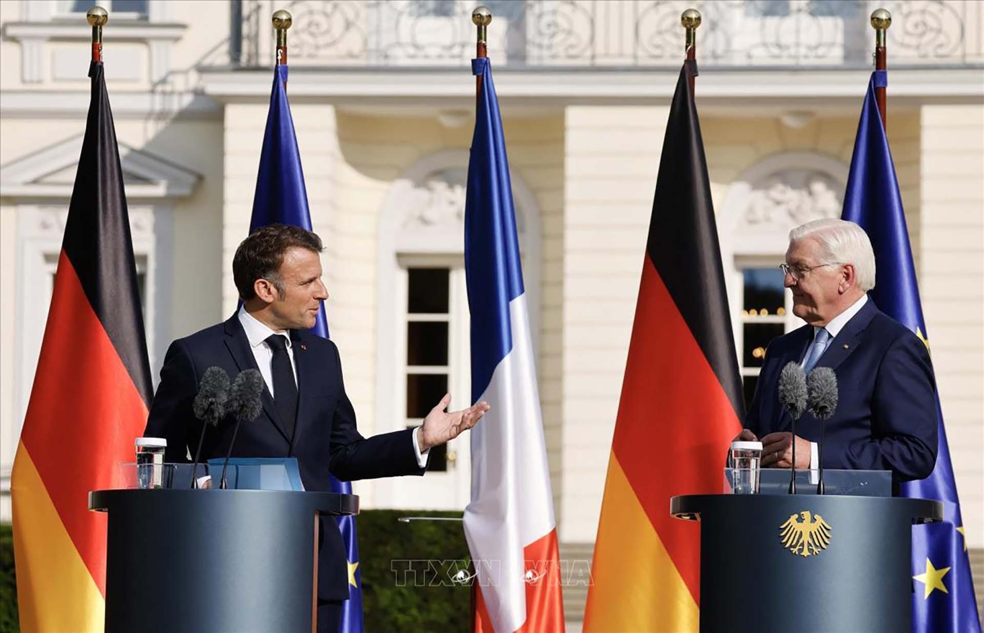 Tổng thống Pháp Emmanuel Macron (trái) và người đồng cấp Đức Frank-Walter Steinmeier trong cuộc họp báo ở Berlin ngày 26/5. (Nguồn: AFP)