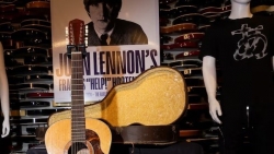 Cây đàn guitar của thành viên The Beatles được bán với giá hơn 2,8 triệu USD