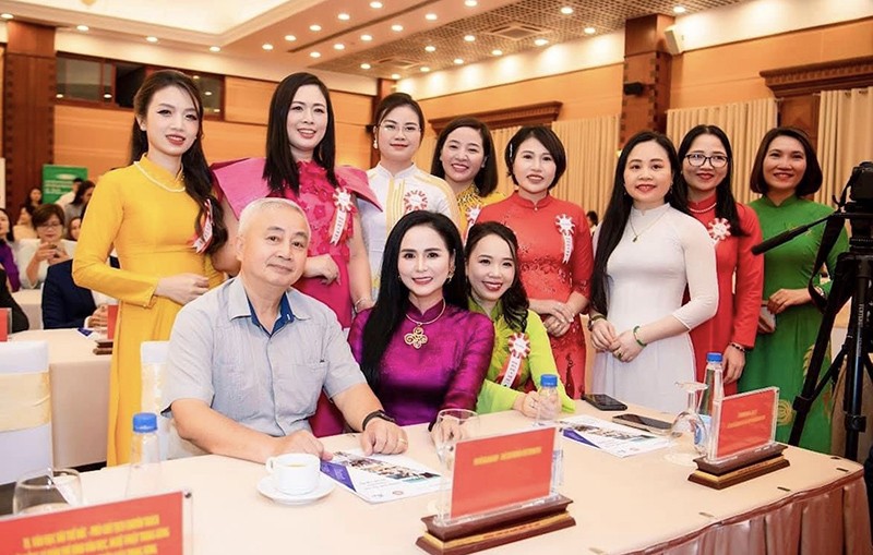 Chủ tịch HWLN Bùi Thanh Hương (Ngồi giữa) cùng các nữ doanh nhân trong mạng lưới HWLN và đại biểu tham dự chương trình Diễn đàn Quốc tế Văn hóa Doanh nghiệp & Lễ công bố Thương hiệu quốc gia hội nhập châu Á – Thái Bình Dương, Doanh nhân – Nhà quản lý xuất sắc hội nhập quốc tế năm 2024.