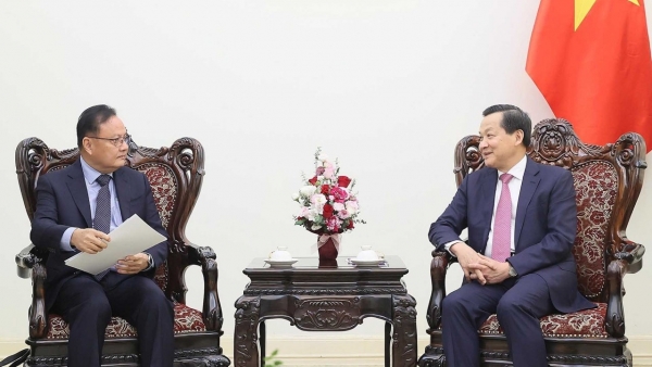 Deputy PM Le Minh Khai hosts Lao Finance Minister Santiphab Phomevihane