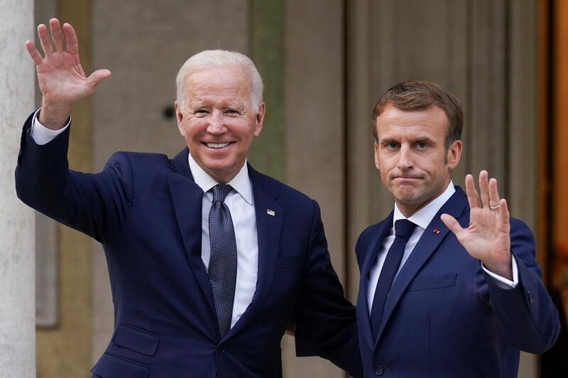 Tổng thống Mỹ Joe Biden (trái) và Tổng thống Pháp Emmanuel Macron tại Rome, Italy ngày 29/10/2021. Ảnh: Le Monde