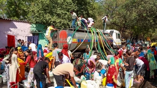 Ấn Độ: Nắng nóng cực đoan kéo dài, vùng đô thị Delhi họp khẩn về khủng hoảng nước sinh hoạt