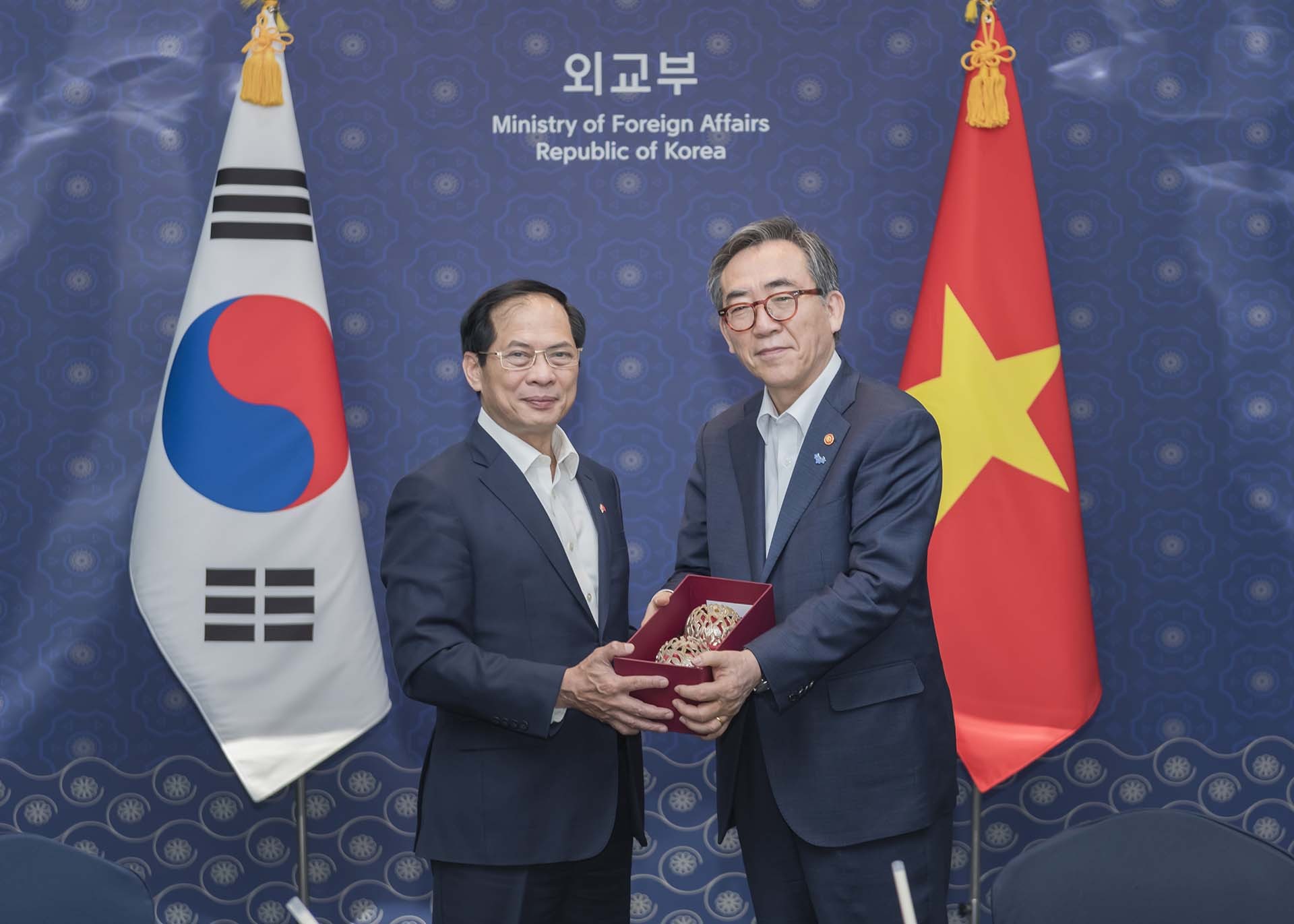 Bộ trưởng Ngoại giao Bùi Thanh Sơn và Bộ trưởng Ngoại giao Hàn Quốc Cho Tae Yul. (Nguồn: TTXVN)