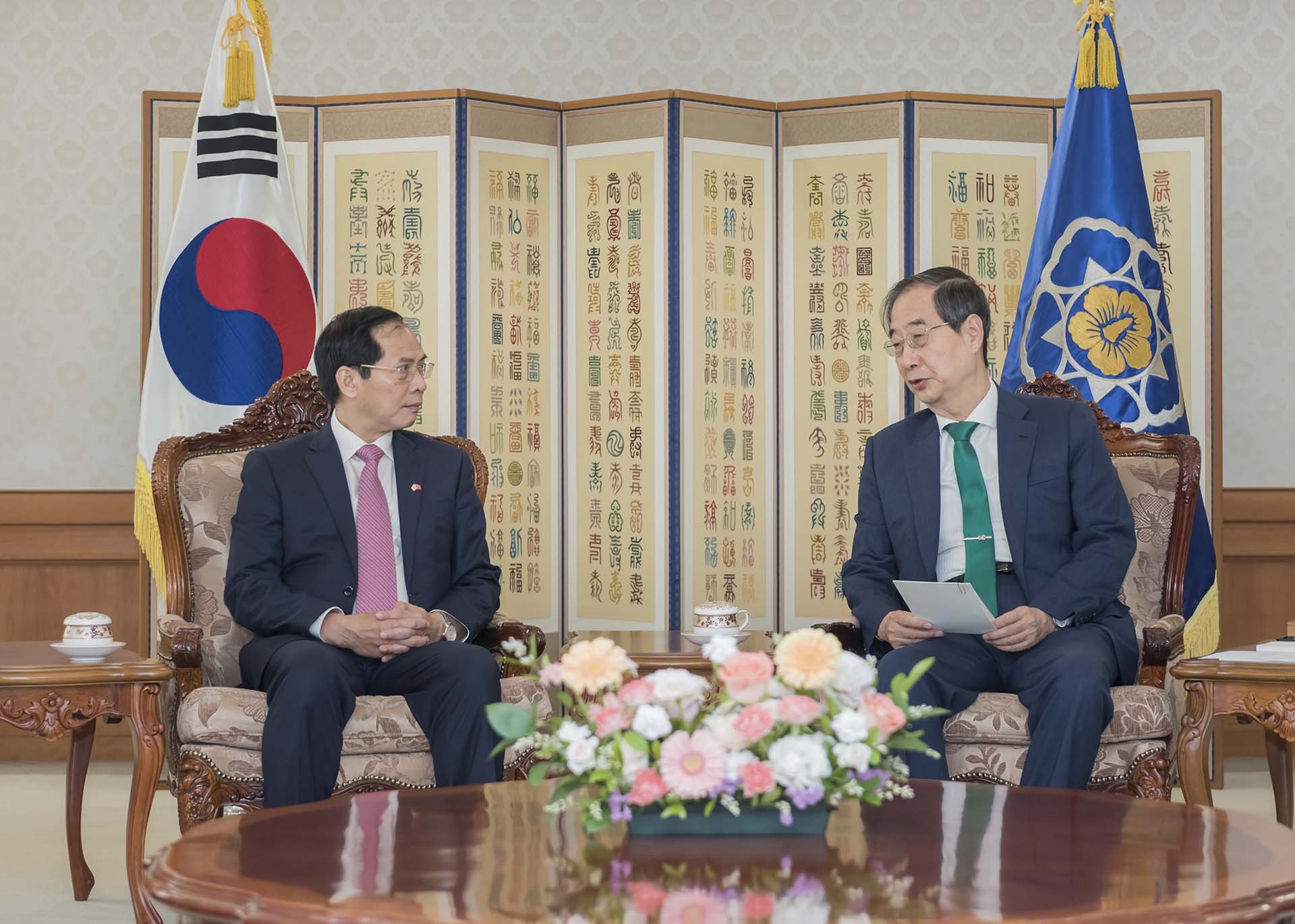 Bộ trưởng Ngoại giao Bùi Thanh Sơn hội kiến Thủ tướng Hàn Quốc Han Duck Soo