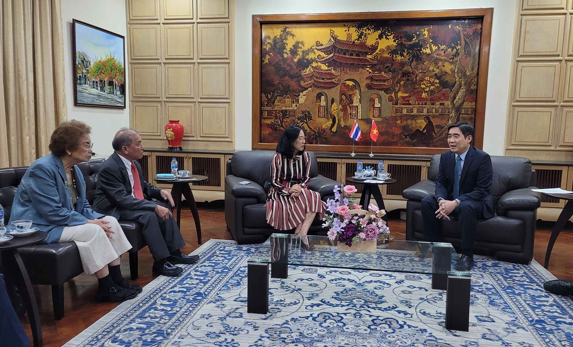 Đại sứ Phạm Việt Hùng làm việc với bà Jariya Chirathivat, Chủ tịch Hội đồng kinh doanh Thái-Việt.
