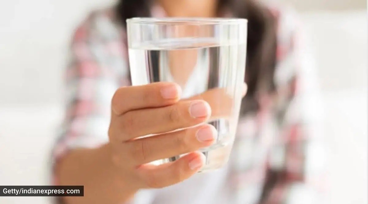Uống nước ấm vào buổi sáng giúp chuyển hóa chất béo.