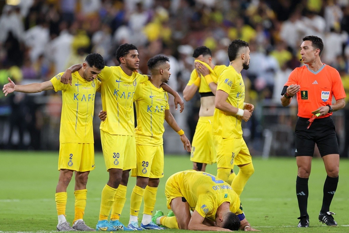 Cristiano Ronaldo (số 7) đau buồn sau trận Al-Nassr thua Al-Hilal. (Nguồn: CaughtOffside)