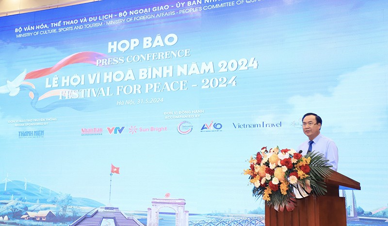Ông Võ Văn Hưng - Chủ tịch UBND tỉnh Quảng Trị phát biểu tại họp báo.