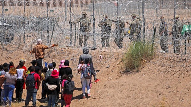 Khủng hoảng biên giới tiếp diễn, chính phủ Mỹ có thể gửi người nhập cư đến Italy và Hy Lạp