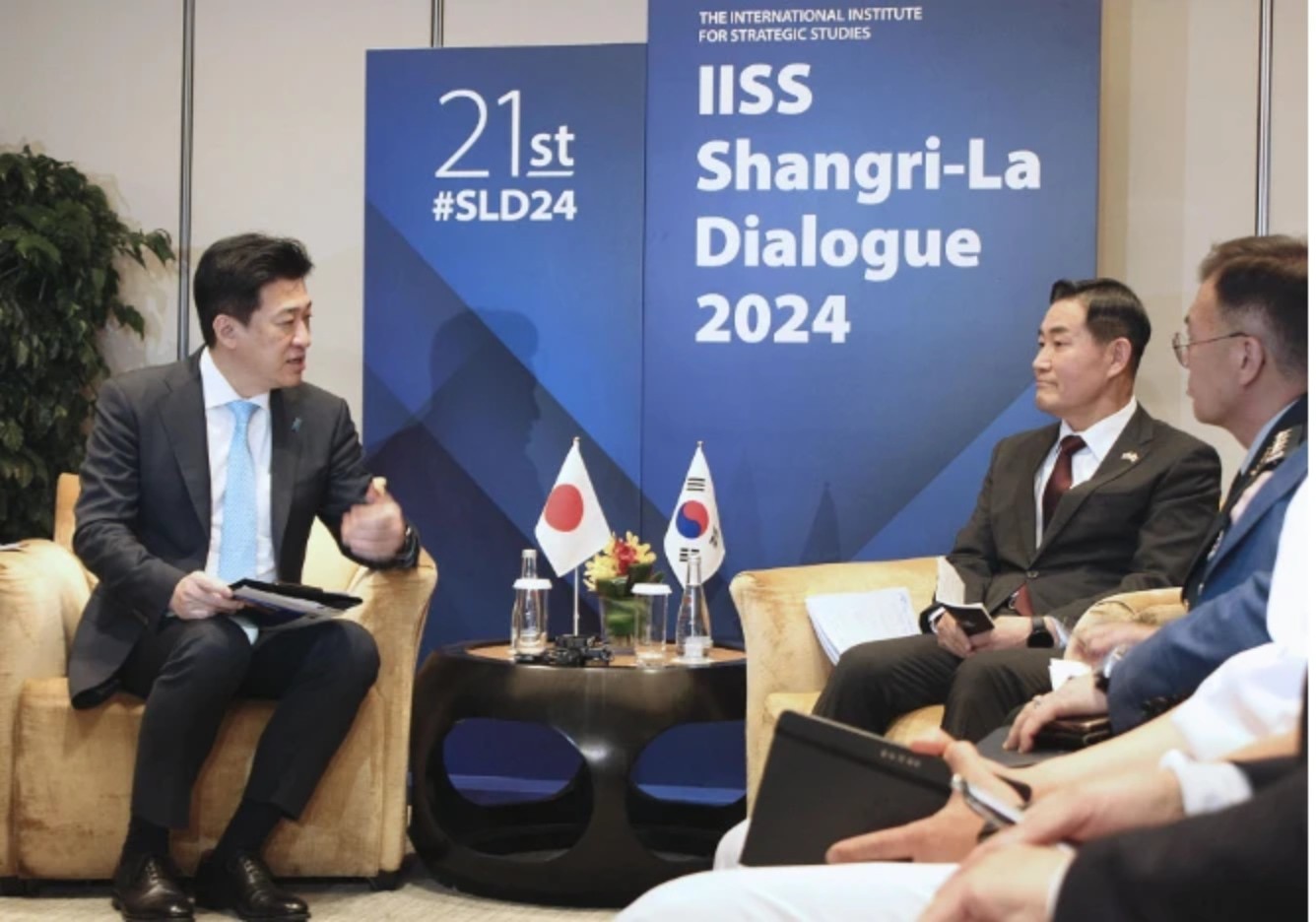 Bộ trưởng Quốc phòng Nhật Bản Minoru Kihara và người đồng cấp Hàn Quốc Shin Won Sik đã có cuộc gặp nhằm xây dựng niềm tin giữa các lực lượng hai nước. (Nguồn: Kyodo)