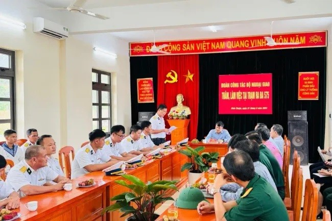 Thứ trưởng Thường trực Nguyễn Minh Vũ thăm và làm việc với Trung đoàn 451, Bộ Tư lệnh Vùng 4 Hải quân, Bình Thuận