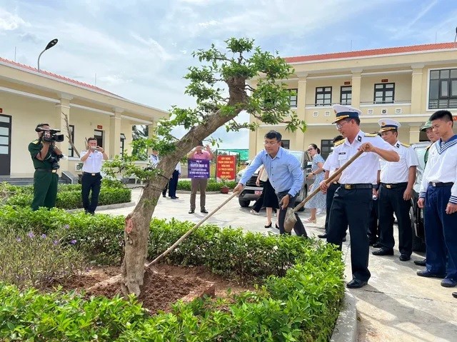 Thứ trưởng Thường trực Nguyễn Minh Vũ thăm và làm việc với Trung đoàn 451, Bộ Tư lệnh Vùng 4 Hải quân, Bình Thuận. Đoàn công tác và đại diện lãnh đạo, chỉ huy Trung đoàn 451 trồng cây lưu niệm tại Trạm ra đa 575.