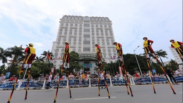 Đoàn cà kheo Hoàng gia vùng Merchtem (Bỉ) lần thứ 5 tham dự Festival Huế