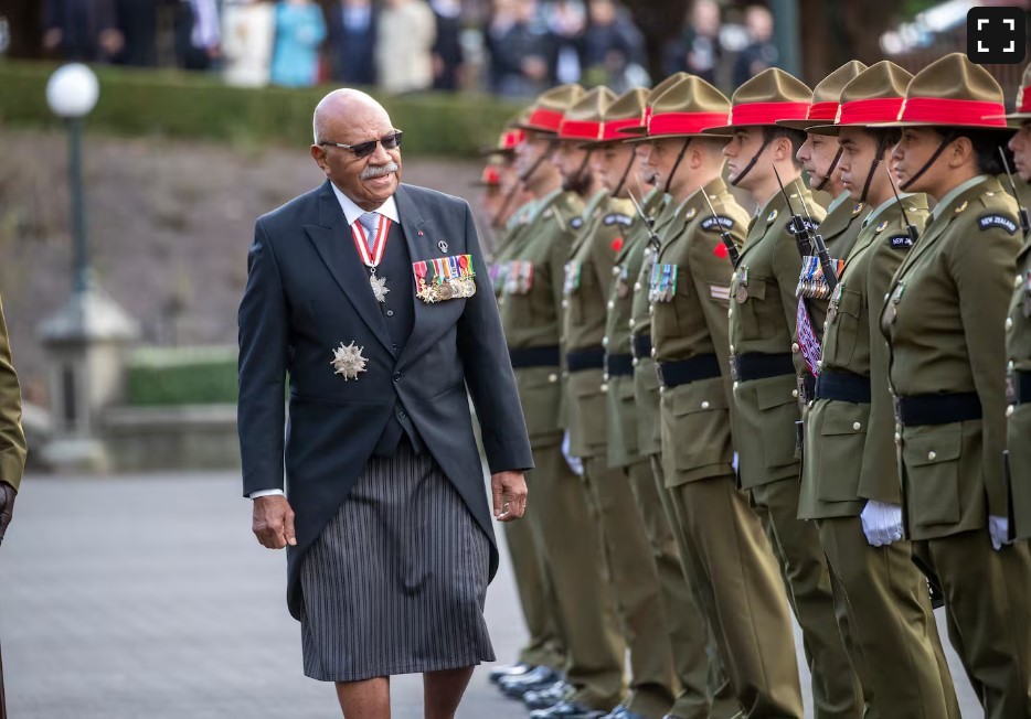 Thủ tướng Fiji Sitiveni Rabuka duyệt đội danh dự trong lễ đón ông tại thủ đô Wellington vào tháng 6/2023. (Nguồn: NZ Herald)