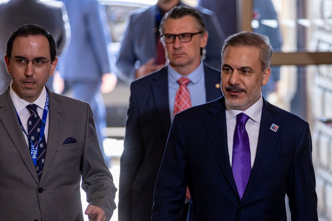 Ngoại trưởng Thổ Nhĩ Kỳ Hakan Fidan (phải) đến dự cuộc họp ngoại trưởng không chính thức của NATO, Praha, Czech ngày 31/5/2024. (Nguồn: EPA)