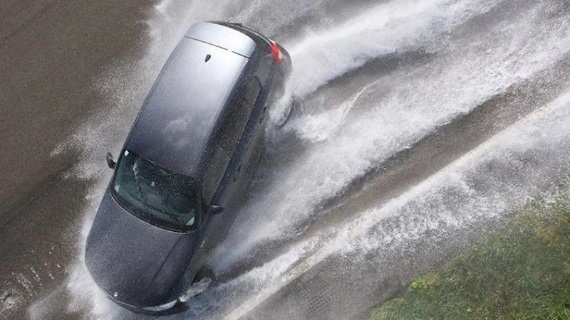 5 sự cố thường gặp phải khi lái ô tô dưới trời mưa