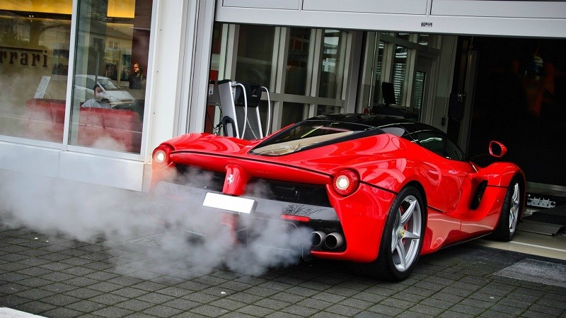 Siêu xe Ferrari xả khói trắng