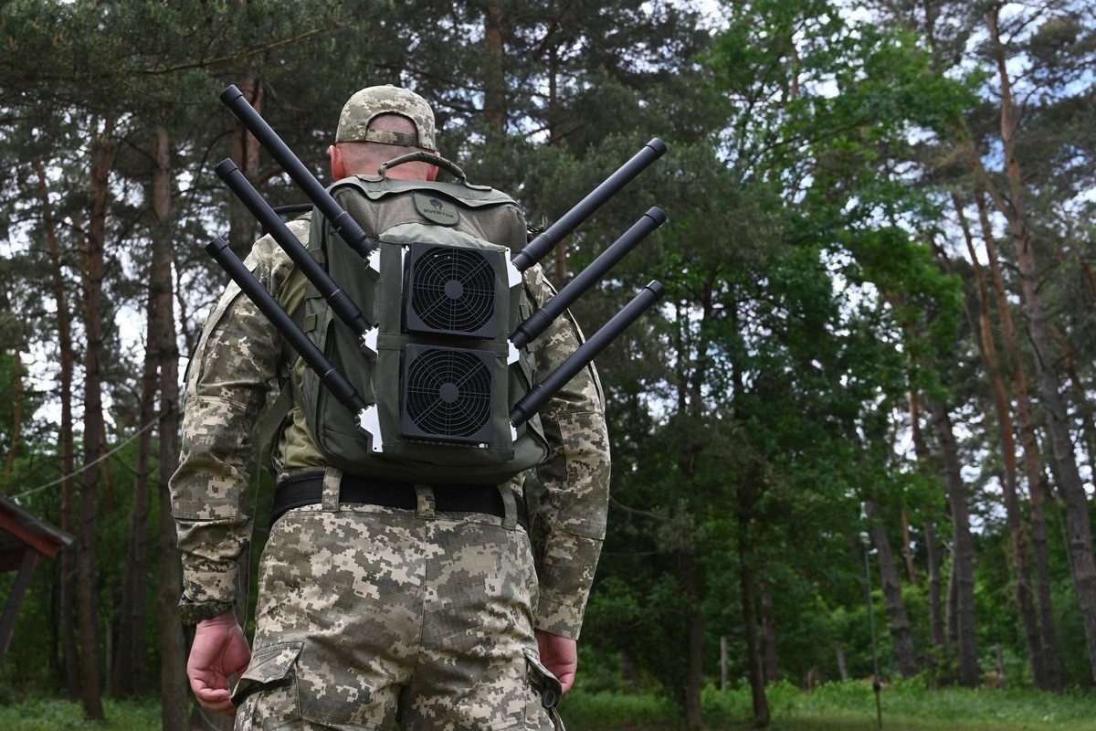 Quân nhân Ukraine thử chiếc ba lô được trang bị công nghệ chống máy bay không người lái trong buổi thuyết trình về hệ thống tình báo vô tuyến điện tử của công ty Kvertus, ở vùng Lvov, ngày 28/5. (Nguồn: AFP/Getty)