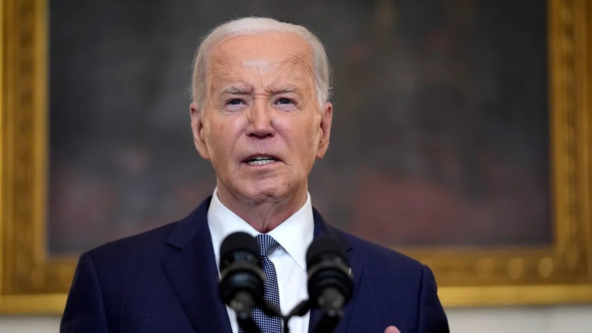 Tổng thống Mỹ Joe Biden phát biểu về phán quyết của Tòa hình sự quận Manhattan, New York, Mỹ, trong đó kết luận cựu Tổng thống Trump có tội trong vụ việc chi “tiền bịt miệng” từ năm 2016, tại Phòng ăn Nhà nước của Nhà Trắng, ở Washington, DC, ngày 31/5. C