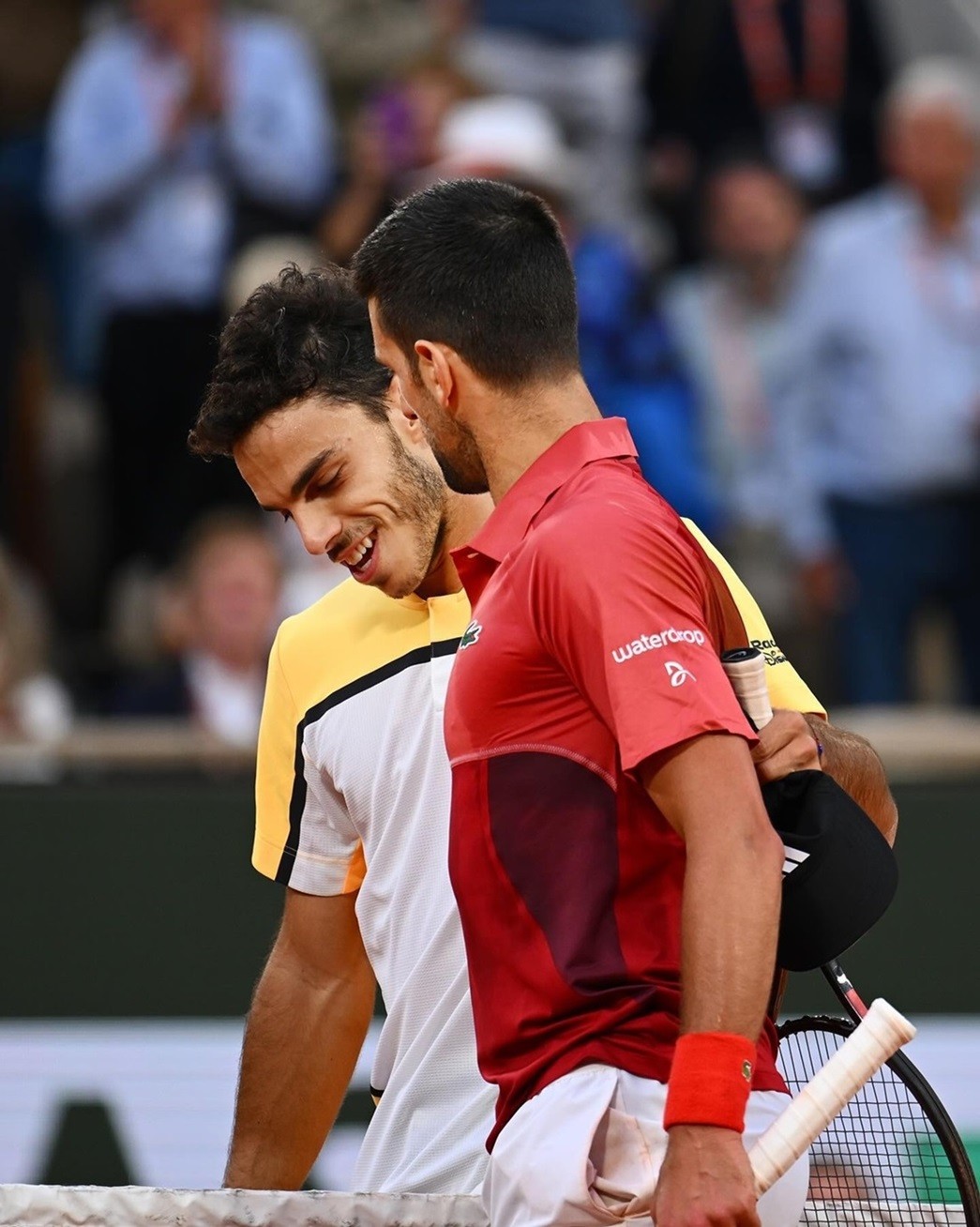 Sang set 4, Djokovic bị bẻ game từ sớm nhưng anh nén đau và thể hiện bản lĩnh của hạt giống số 1. Tay vợt kỳ cựu người Serbia từ đó thắng 7-5 để đưa trận đấu vào set 5 quyết định. (Nguồn: Roland Garros)