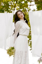 Hình ảnh người mẫu Ngọc Trinh thanh lịch với trang phục dài che kín đôi chân