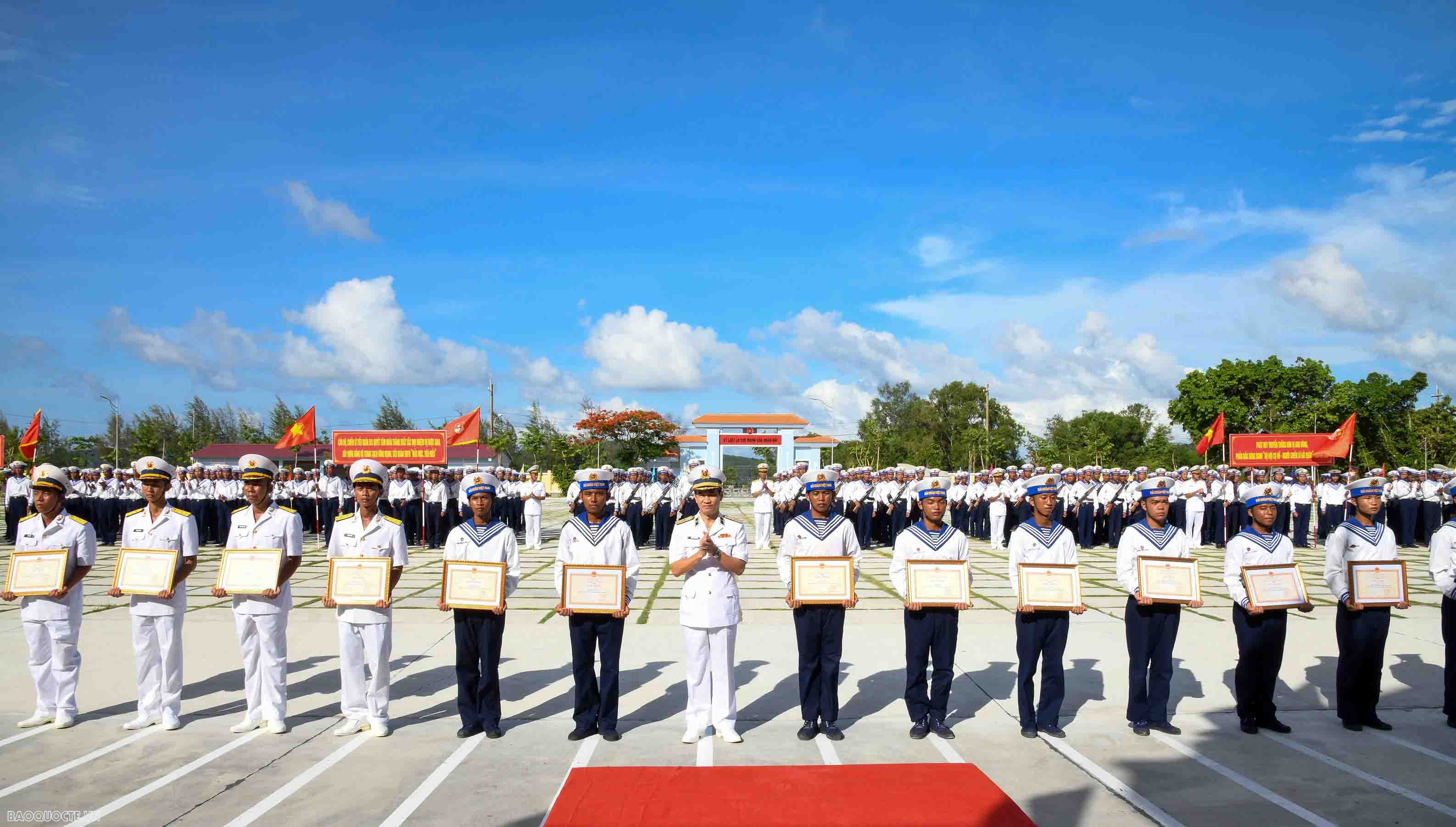 Chuẩn Đô đốc Nguyễn Hữu Thoan tặng Giấy khen cho các tập thể, cá nhân có thành tích tốt. (Ảnh: Kiên Định)