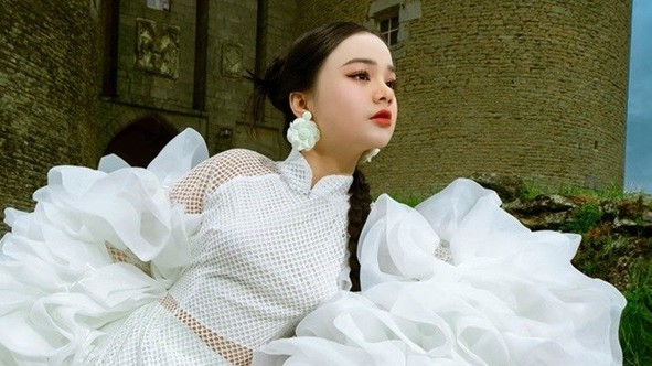 Chọn trang phục dân tộc cách tân, siêu mẫu nhí Maika Ngọc Khánh ghi dấu ấn tại LHP Cannes 2024